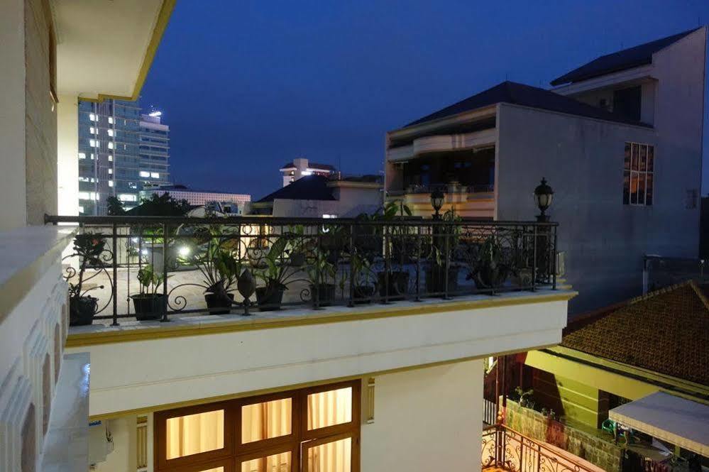 The Backpacker Semarang Hostel Exterior photo